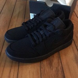 Jordan 1 low triple black
